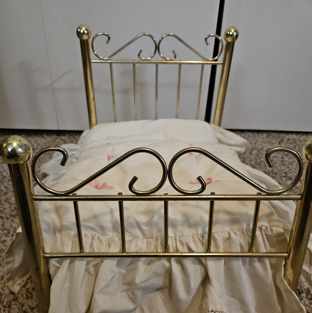 Samantha Packingerton's American Girl (Pleasant Company) bed